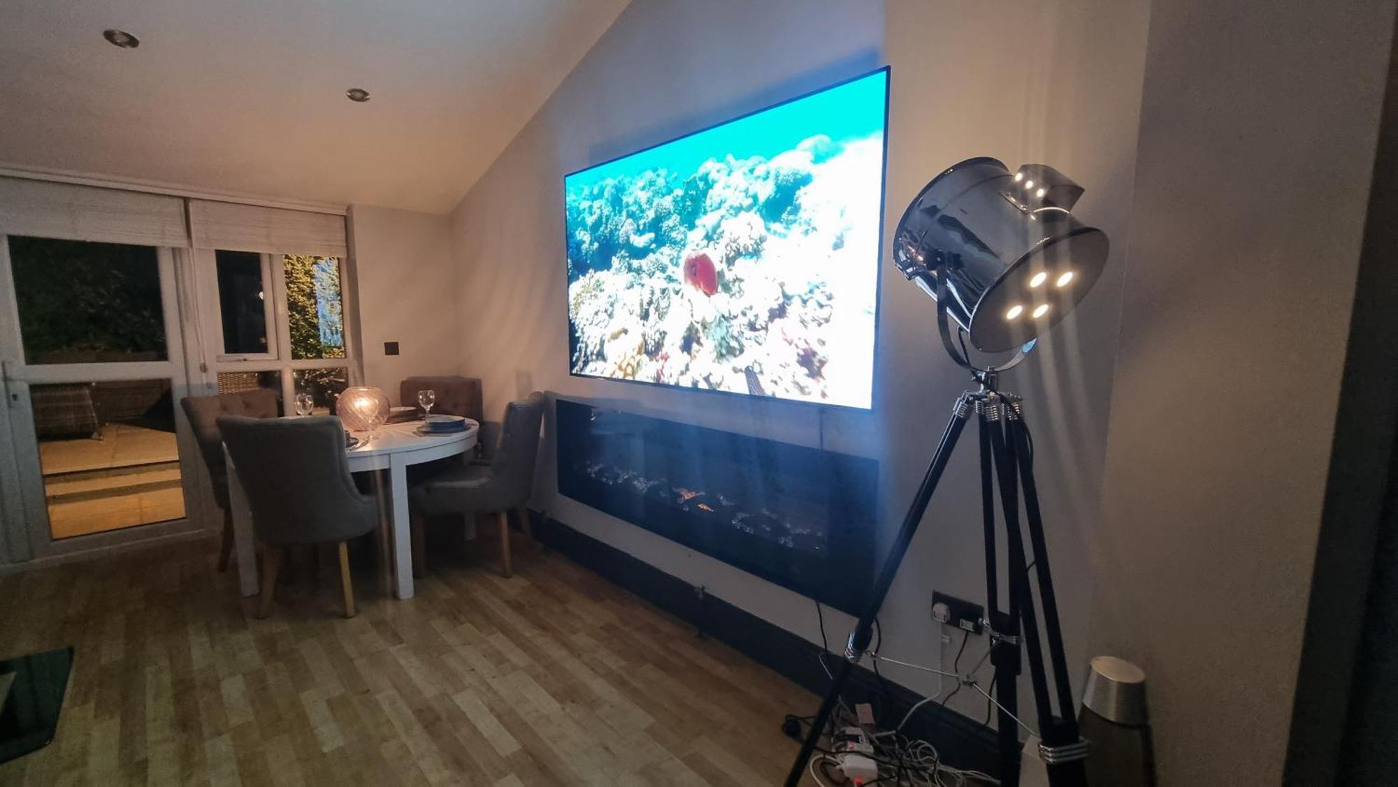 Ferienhaus 4 Bed With Cinema, F1 Racing Sim, 1 Gb Internet, Bbq, Garden, 20 Mins London, Parking, Ev Port, Metro 5 Mins Walk London