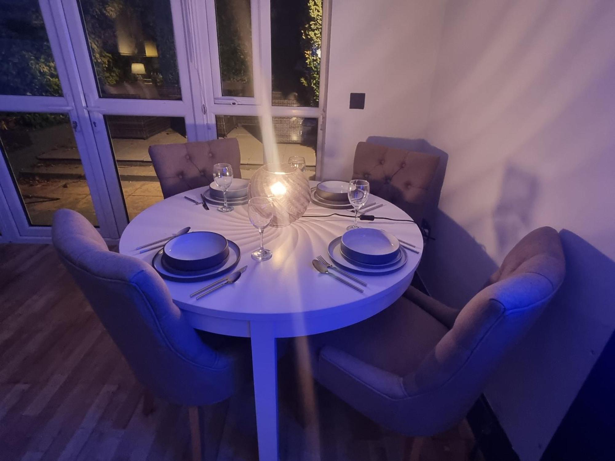 Casa vacanze 4 Bed With Cinema, F1 Racing Sim, 1 Gb Internet, Bbq, Garden, 20 Mins London, Parking, Ev Port, Metro 5 Mins Walk Londra