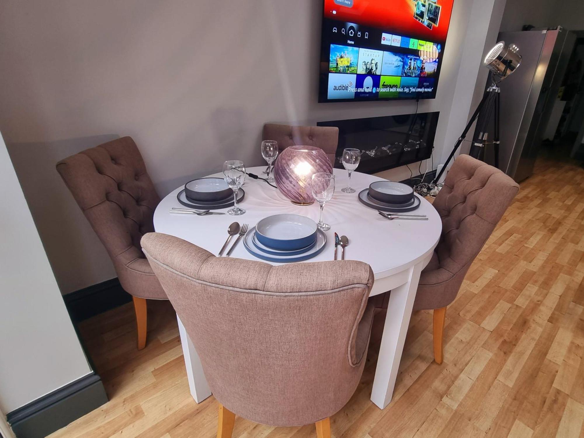 4 Bed With Cinema, F1 Racing Sim, 1 Gb Internet, Bbq, Garden, 20 Mins London, Parking, Ev Port, Metro 5 Mins Walk Casa vacanze Londra