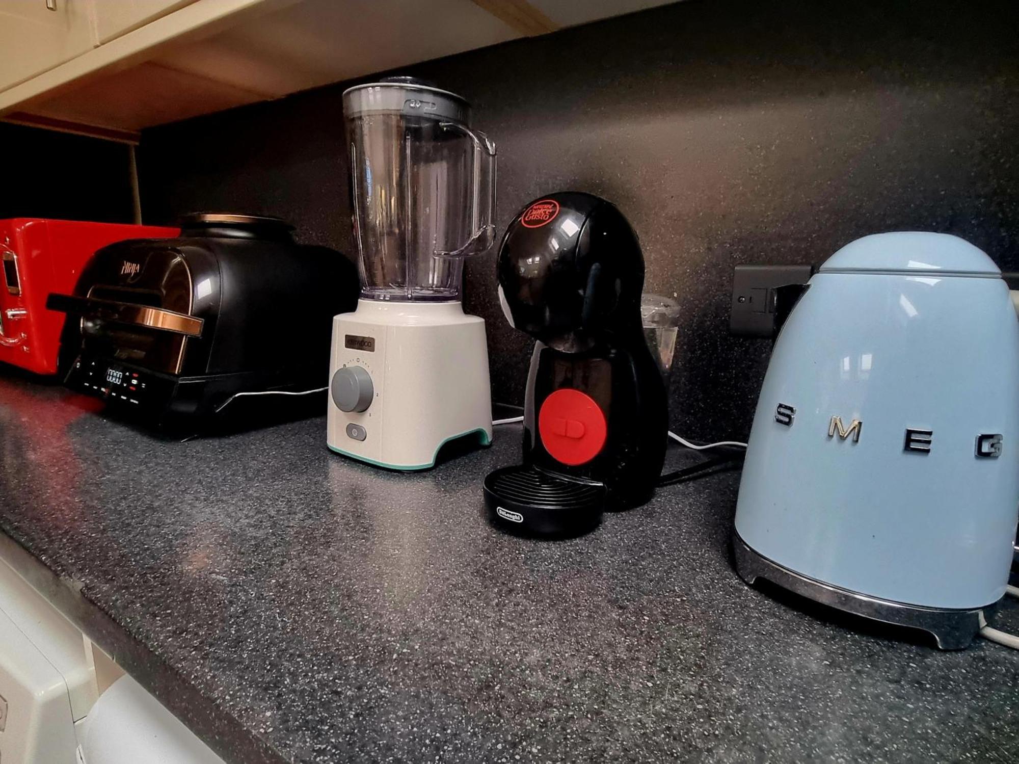 4 Bed With Cinema, F1 Racing Sim, 1 Gb Internet, Bbq, Garden, 20 Mins London, Parking, Ev Port, Metro 5 Mins Walk Londra