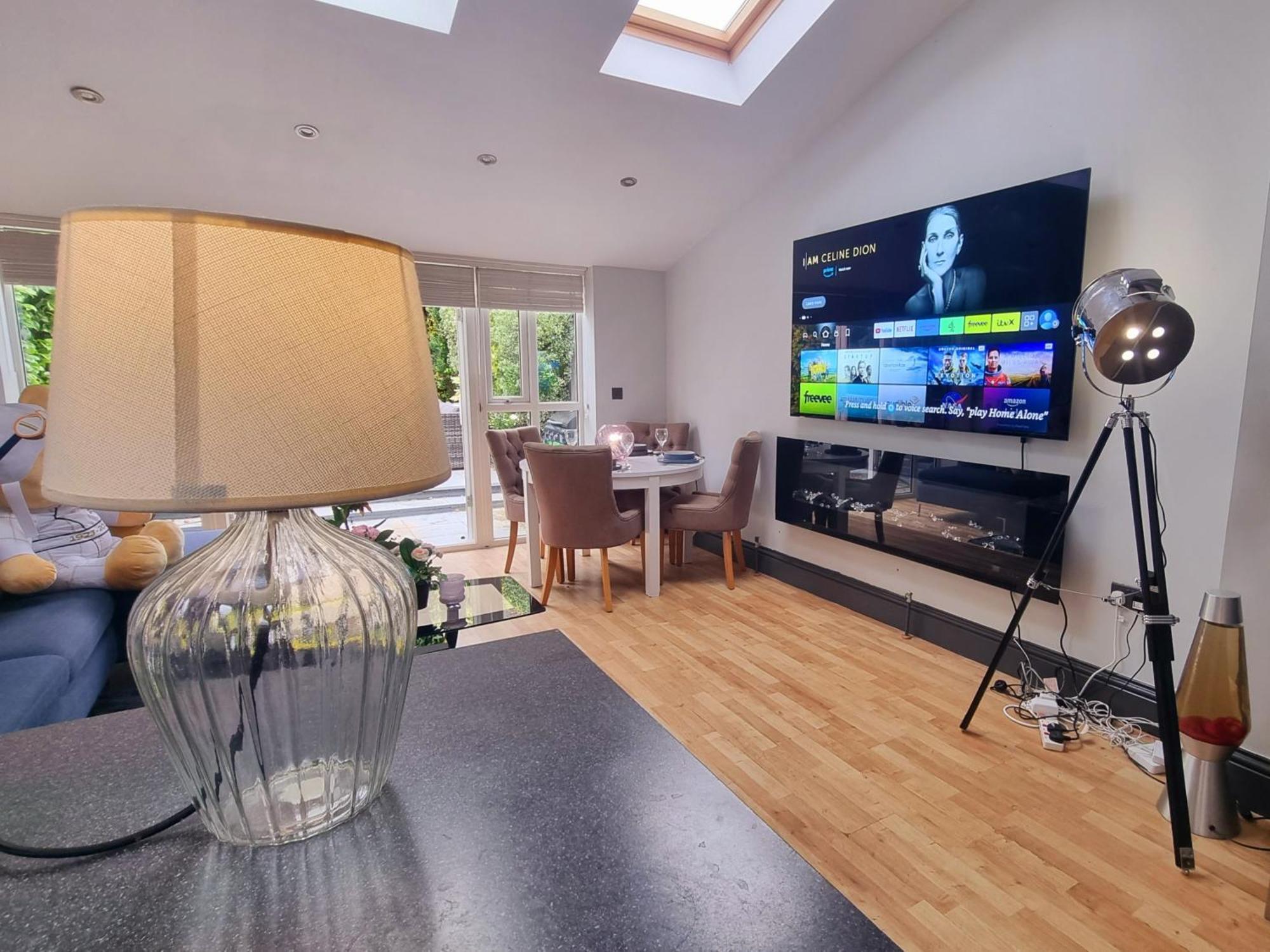 4 Bed With Cinema, F1 Racing Sim, 1 Gb Internet, Bbq, Garden, 20 Mins London, Parking, Ev Port, Metro 5 Mins Walk Ferienhaus *