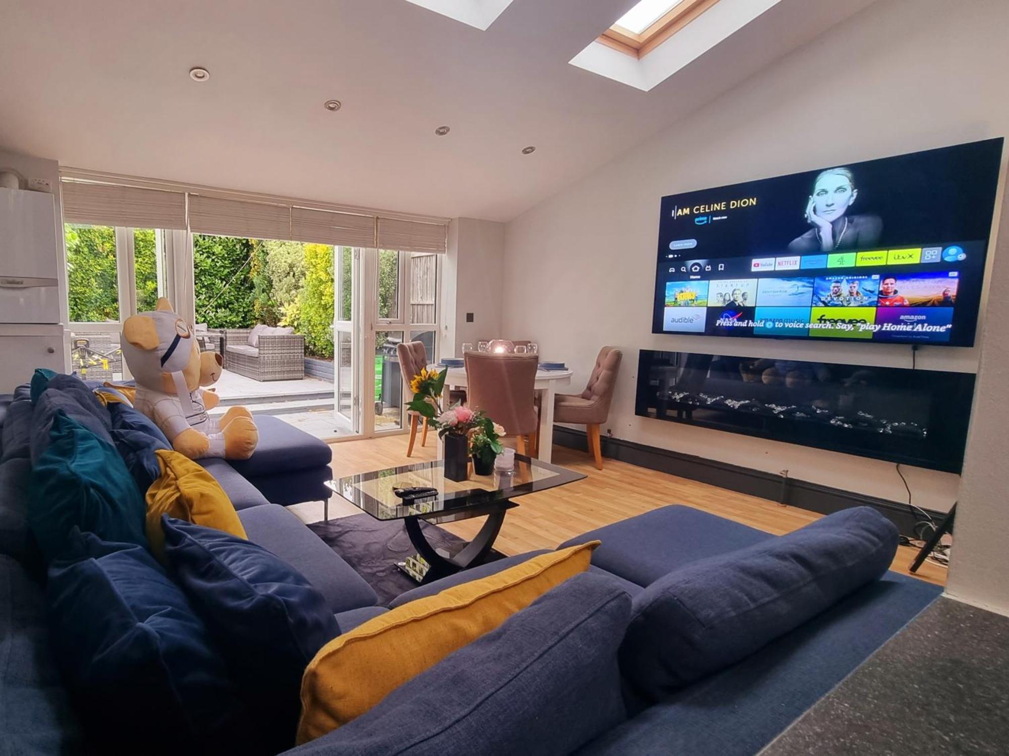 4 Bed With Cinema, F1 Racing Sim, 1 Gb Internet, Bbq, Garden, 20 Mins London, Parking, Ev Port, Metro 5 Mins Walk Casa vacanze Londra
