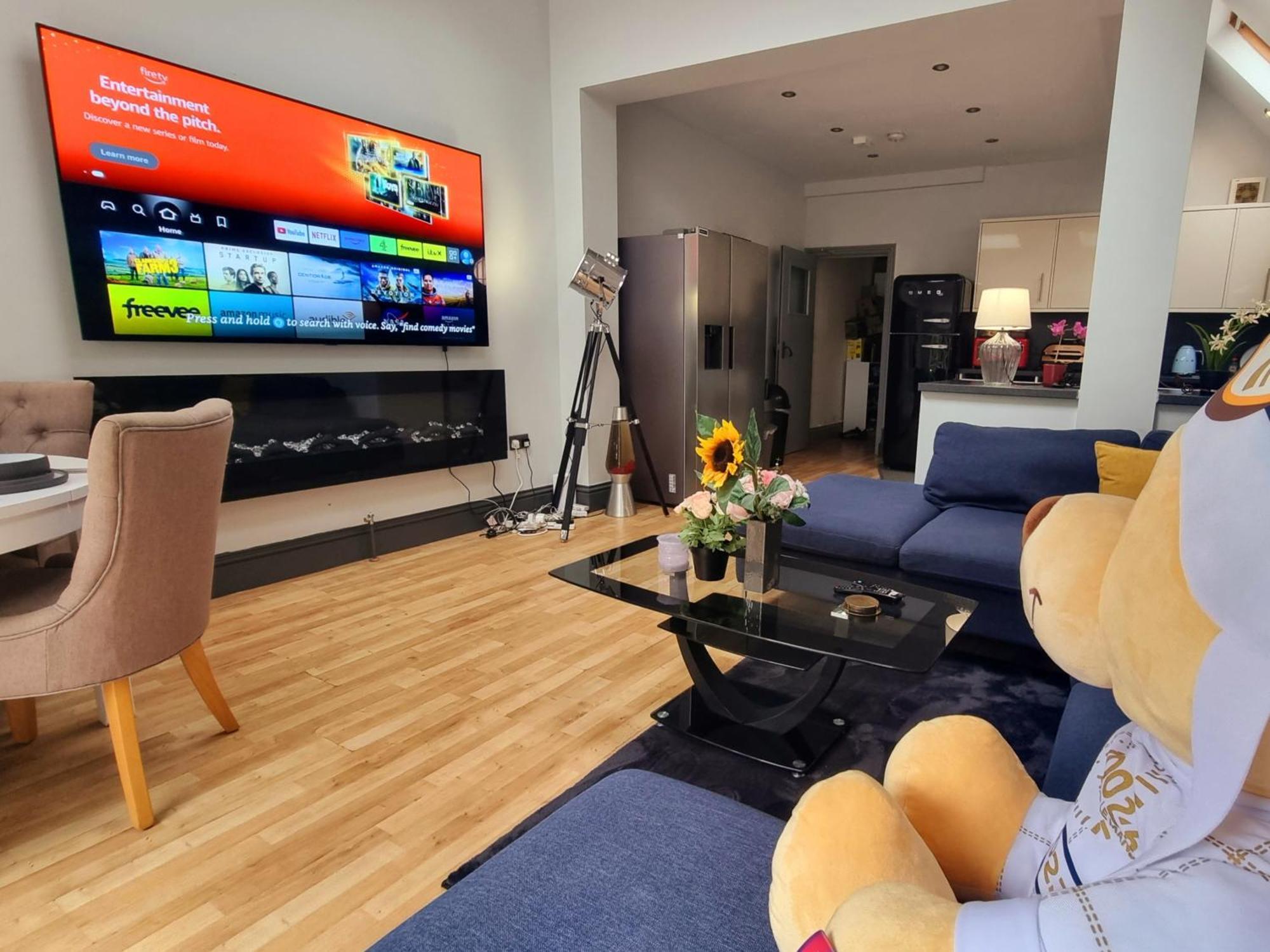 Ferienhaus 4 Bed With Cinema, F1 Racing Sim, 1 Gb Internet, Bbq, Garden, 20 Mins London, Parking, Ev Port, Metro 5 Mins Walk London