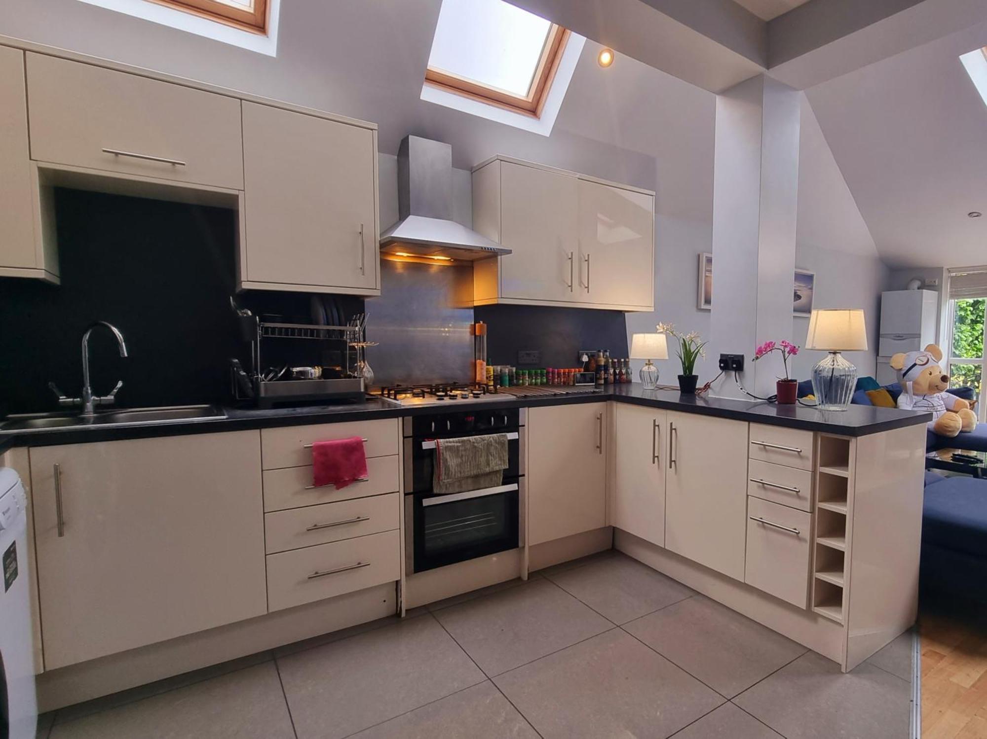 4 Bed With Cinema, F1 Racing Sim, 1 Gb Internet, Bbq, Garden, 20 Mins London, Parking, Ev Port, Metro 5 Mins Walk Ferienhaus London