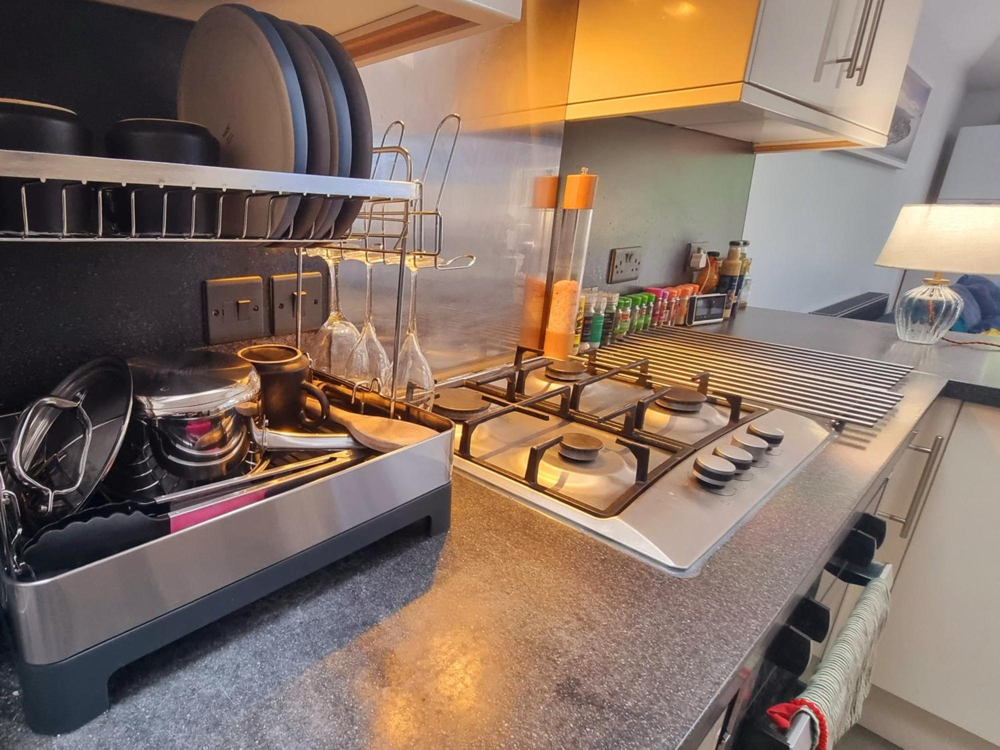 4 Bed With Cinema, F1 Racing Sim, 1 Gb Internet, Bbq, Garden, 20 Mins London, Parking, Ev Port, Metro 5 Mins Walk Casa vacanze