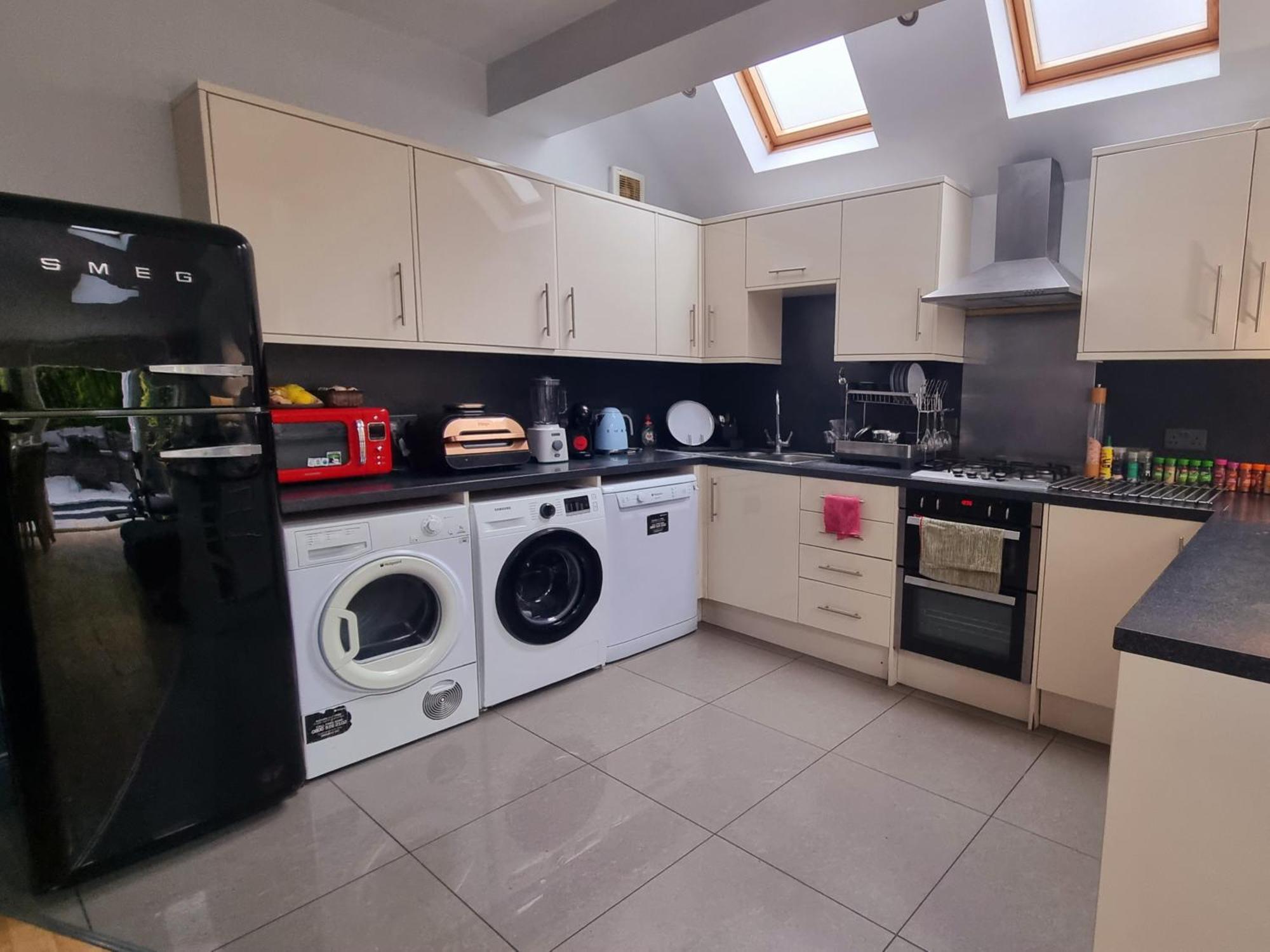 Ferienhaus 4 Bed With Cinema, F1 Racing Sim, 1 Gb Internet, Bbq, Garden, 20 Mins London, Parking, Ev Port, Metro 5 Mins Walk London