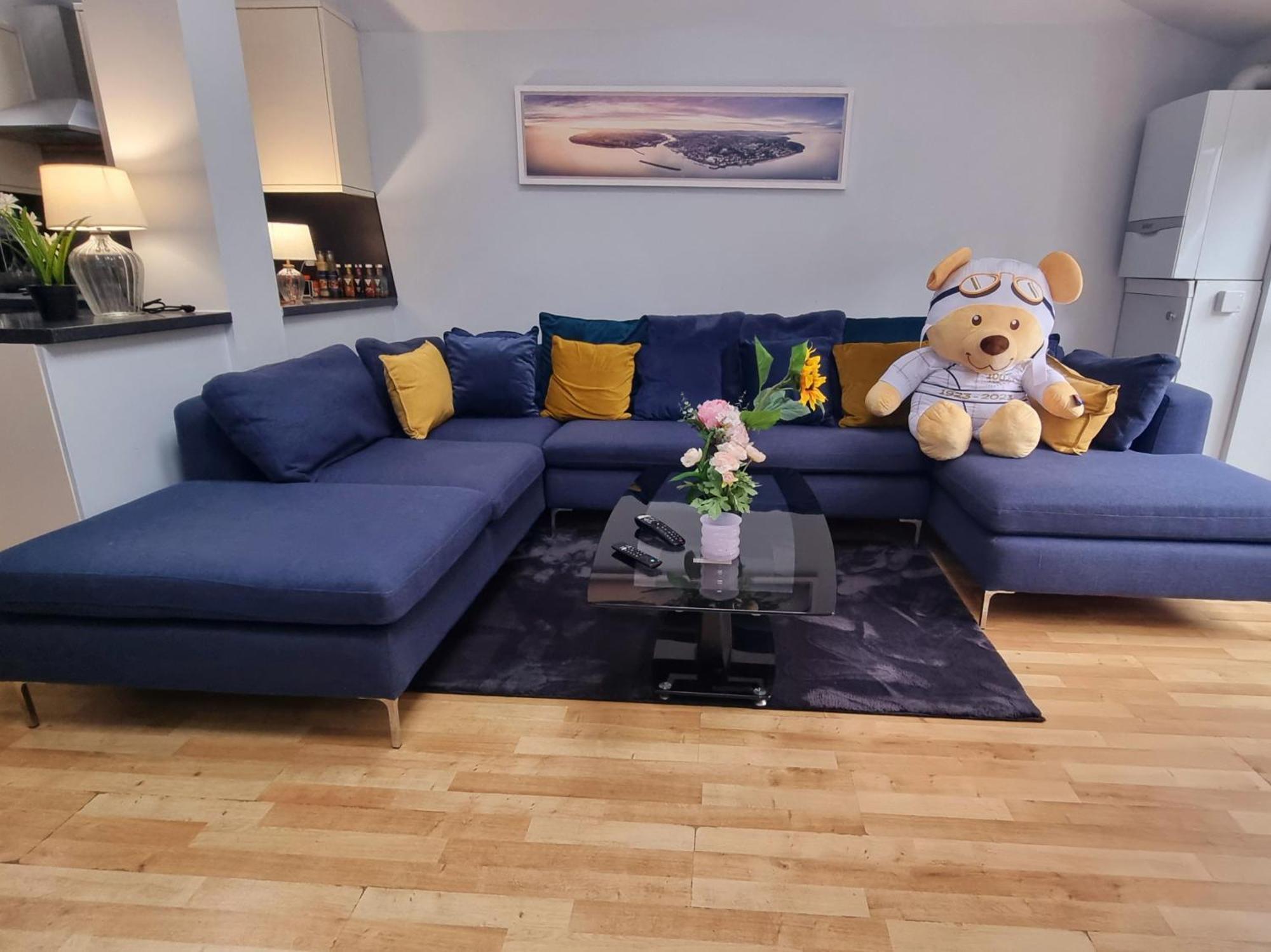 4 Bed With Cinema, F1 Racing Sim, 1 Gb Internet, Bbq, Garden, 20 Mins London, Parking, Ev Port, Metro 5 Mins Walk Casa vacanze