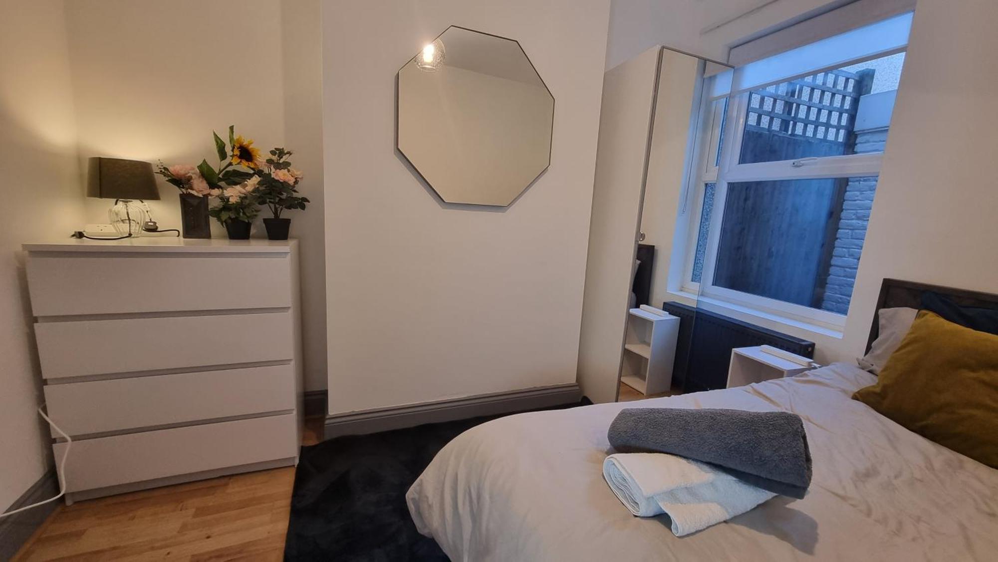4 Bed With Cinema, F1 Racing Sim, 1 Gb Internet, Bbq, Garden, 20 Mins London, Parking, Ev Port, Metro 5 Mins Walk Casa vacanze Londra