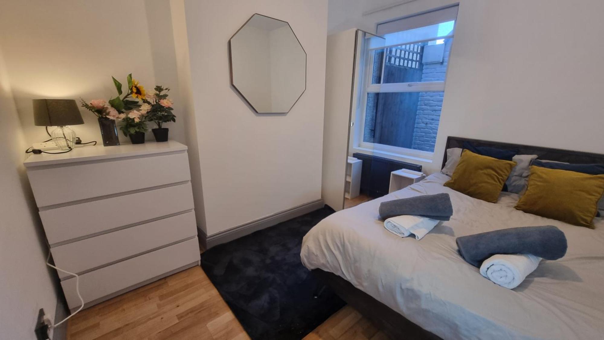 4 Bed With Cinema, F1 Racing Sim, 1 Gb Internet, Bbq, Garden, 20 Mins London, Parking, Ev Port, Metro 5 Mins Walk Casa vacanze *