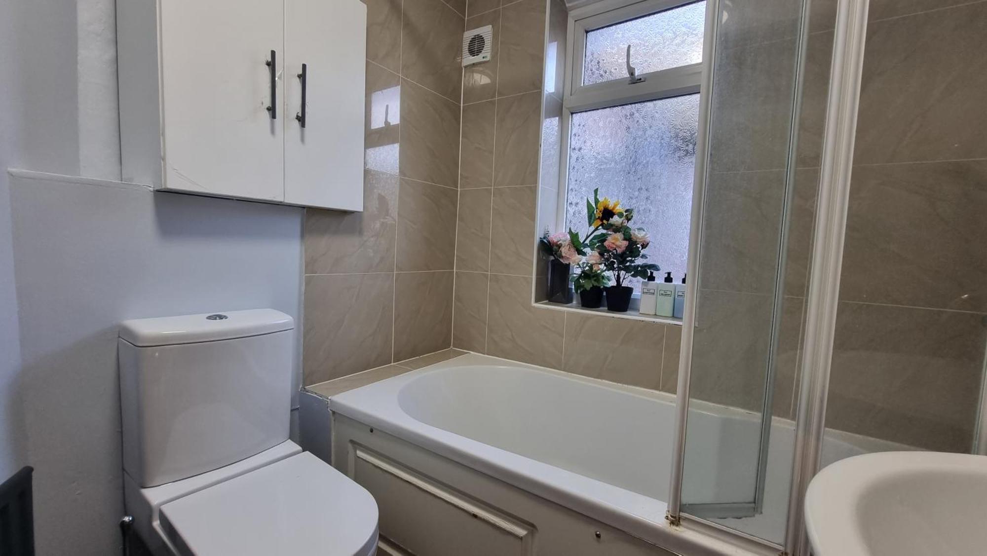 4 Bed With Cinema, F1 Racing Sim, 1 Gb Internet, Bbq, Garden, 20 Mins London, Parking, Ev Port, Metro 5 Mins Walk Ferienhaus *