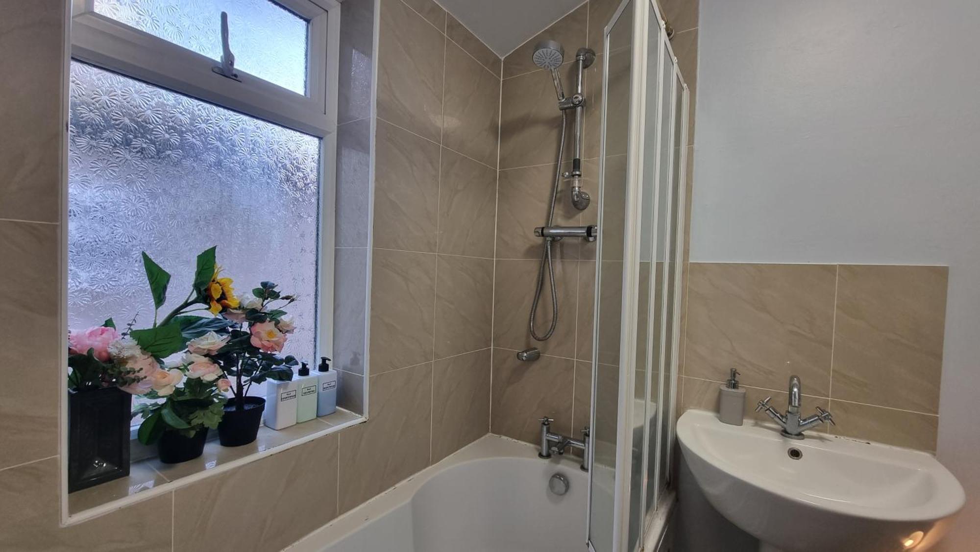 Casa vacanze 4 Bed With Cinema, F1 Racing Sim, 1 Gb Internet, Bbq, Garden, 20 Mins London, Parking, Ev Port, Metro 5 Mins Walk Londra