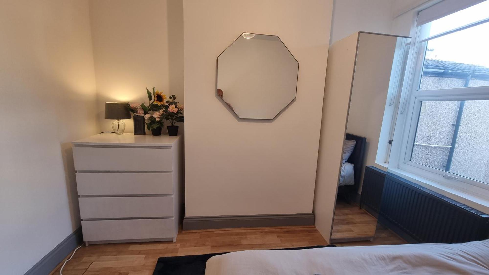 Ferienhaus 4 Bed With Cinema, F1 Racing Sim, 1 Gb Internet, Bbq, Garden, 20 Mins London, Parking, Ev Port, Metro 5 Mins Walk London