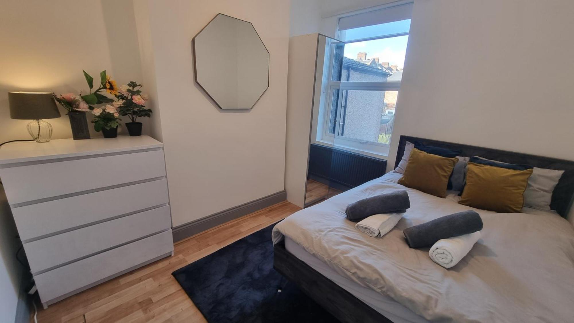 4 Bed With Cinema, F1 Racing Sim, 1 Gb Internet, Bbq, Garden, 20 Mins London, Parking, Ev Port, Metro 5 Mins Walk Casa vacanze