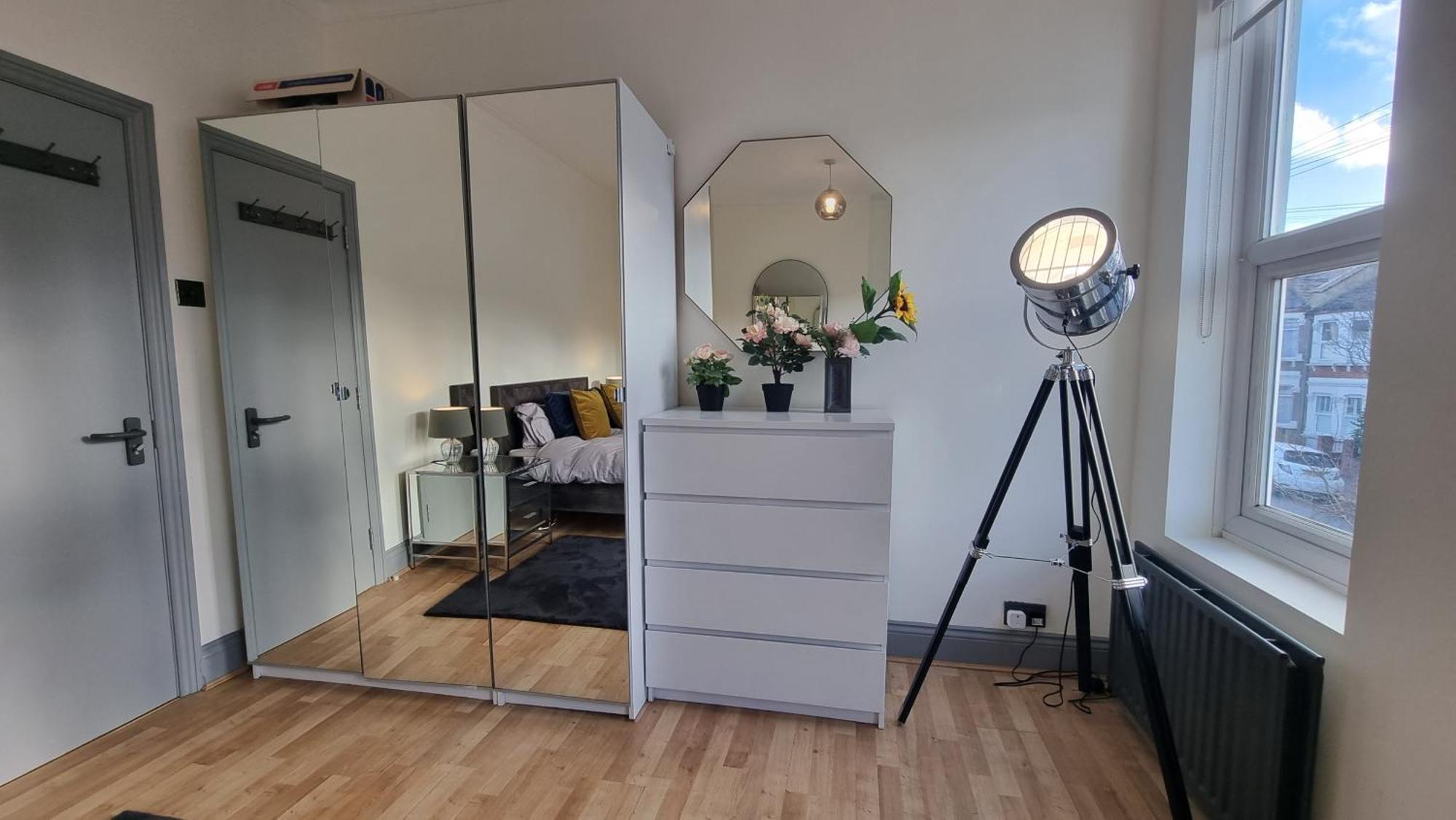 Ferienhaus 4 Bed With Cinema, F1 Racing Sim, 1 Gb Internet, Bbq, Garden, 20 Mins London, Parking, Ev Port, Metro 5 Mins Walk London