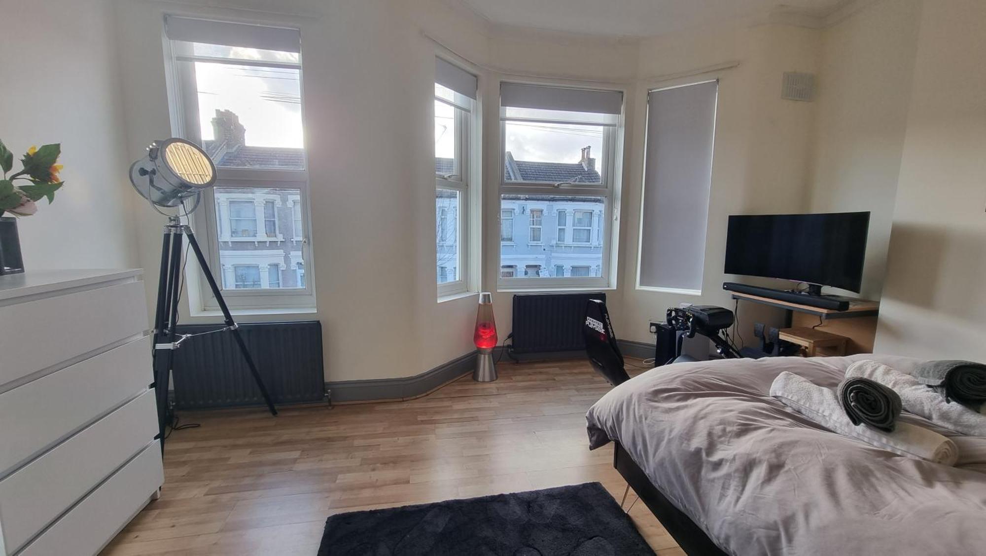 Ferienhaus 4 Bed With Cinema, F1 Racing Sim, 1 Gb Internet, Bbq, Garden, 20 Mins London, Parking, Ev Port, Metro 5 Mins Walk