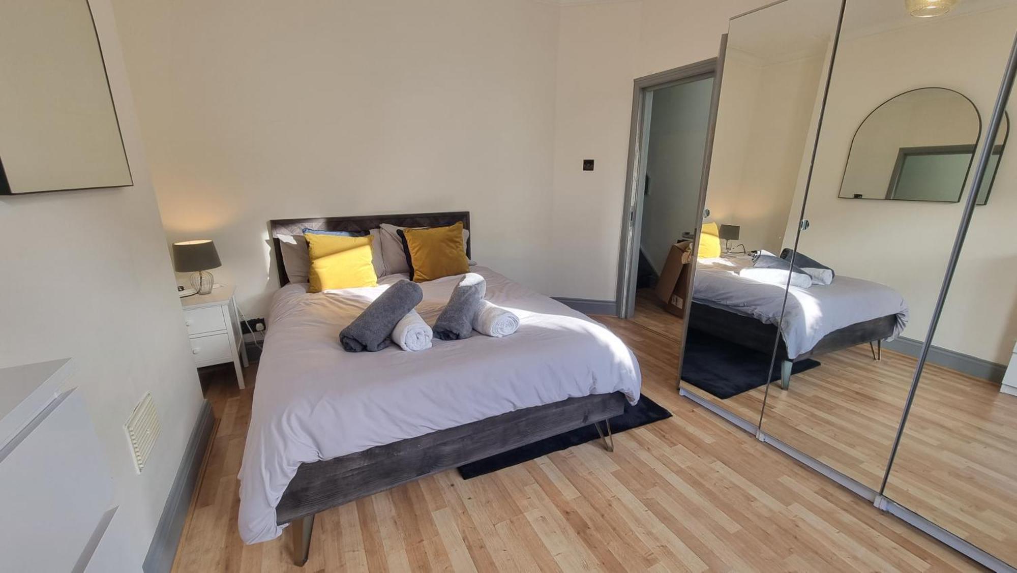 Ferienhaus 4 Bed With Cinema, F1 Racing Sim, 1 Gb Internet, Bbq, Garden, 20 Mins London, Parking, Ev Port, Metro 5 Mins Walk London