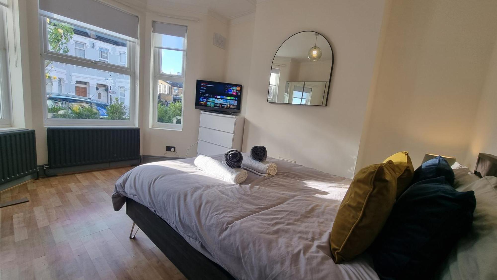 4 Bed With Cinema, F1 Racing Sim, 1 Gb Internet, Bbq, Garden, 20 Mins London, Parking, Ev Port, Metro 5 Mins Walk Ferienhaus *